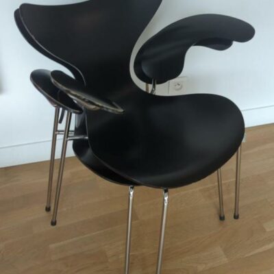 Fauteuil empilable design Arne Jacobsen modèle Ant édition Fritz Hansen en bois noirci, structure en acier chromé. (usures). 76 x 60 x 50 cm. 3eme. 18 unités (dont 3 au ssol)