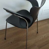 Fauteuil empilable design Arne Jacobsen modèle Ant édition Fritz Hansen en bois noirci, structure en acier chromé. (usures). 76 x 60 x 50 cm. 3eme. 18 unités (dont 3 au ssol) – Image 3