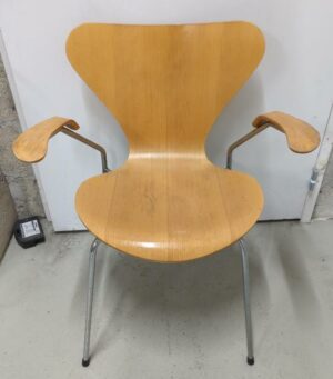 Fauteuil empilable design Arne Jacobsen modèle Ant édition Fritz Hansen en bois couleur noyer, piètement en acier chromé. (usures) 74 x 61 x 55 cm. 5 unités. Vendu à l'unité avec faculté de réunion. ssol