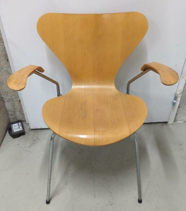 Fauteuil empilable design Arne Jacobsen modèle Ant édition Fritz Hansen en bois couleur noyer, piètement en acier chromé. (usures) 74 x 61 x 55 cm. 5 unités. Vendu à l'unité avec faculté de réunion. ssol