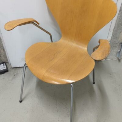 Fauteuil empilable design Arne Jacobsen modèle Ant édition Fritz Hansen en bois couleur noyer, piètement en acier chromé. (usures) 74 x 61 x 55 cm. 5 unités. Vendu à l’unité avec faculté de réunion. ssol