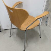 Fauteuil empilable design Arne Jacobsen modèle Ant édition Fritz Hansen en bois couleur noyer, piètement en acier chromé. (usures) 74 x 61 x 55 cm. 5 unités. Vendu à l'unité avec faculté de réunion. ssol – Image 3