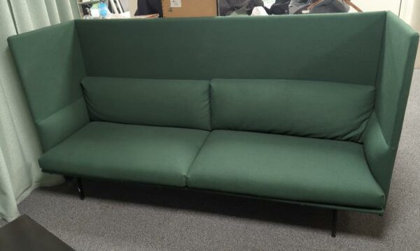 Canapé 4 places à haut dossier de marque Muuto recouvert de feutrine vert foncé, coussins amovibles et déhoussables, pieds en acier laqué noir. 116 x 220 x 75 cm. rdc