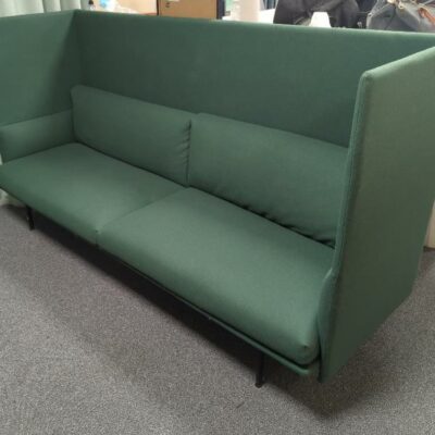 Canapé 4 places à haut dossier de marque Muuto recouvert de feutrine vert foncé, coussins amovibles et déhoussables, pieds en acier laqué noir. 116 x 220 x 75 cm. rdc
