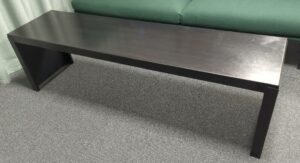 Table basse rectangulaire en métal marron foncé de style industriel. 46 x 160 x 41 cm. 3 unités. Vendu à l'unité avec faculté de réunion. rdc, 1er