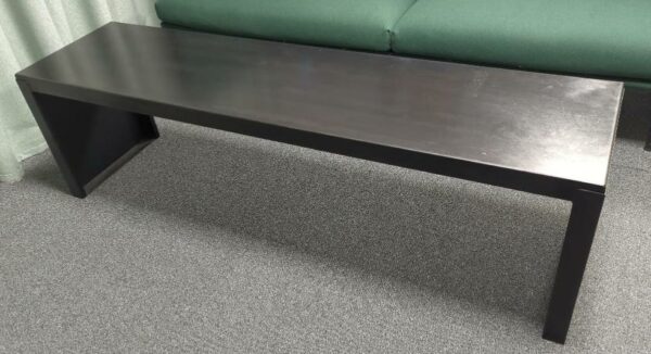 Table basse rectangulaire en métal marron foncé de style industriel. 46 x 160 x 41 cm. 2 unités. Vendu à l'unité avec faculté de réunion. Localisation : 10 rue Petit - 75019 Paris (rdc, 1er)