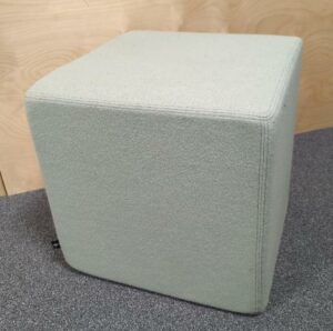 Pouf carré de marque Buzzy Space recouvert de tissu vert pastel. 47 x 47 x 47 cm. 2 unités. Vendu à l'unité avec faculté de réunion. rdc