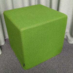Pouf carré de marque Buzzy Space recouvert de tissu vert pomme. 47 x 47 x 47 cm. 4 unités. Vendu à l'unité avec faculté de réunion. rdc, 1er, 2eme