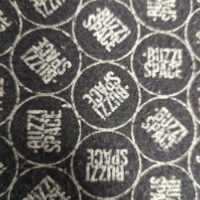 Pouf carré de marque Buzzy Space recouvert de tissu vert pomme. 47 x 47 x 47 cm. 4 unités. Vendu à l'unité avec faculté de réunion. Localisation : 10 rue Petit - 75019 Paris (rdc, 1er, 2eme) – Image 2