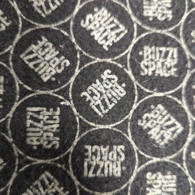 Pouf carré de marque Buzzy Space recouvert de tissu vert pomme. 47 x 47 x 47 cm. 4 unités. Vendu à l’unité avec faculté de réunion. rdc, 1er, 2eme