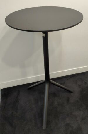 Mange debout de marque Plank à plateau rond en bois stratifié noir, piètement tripode en acier laqué noir. 106 x 60 cm. 4 unités. Vendu à l'unité avec faculté de réunion. rdc, 1er, 2eme.