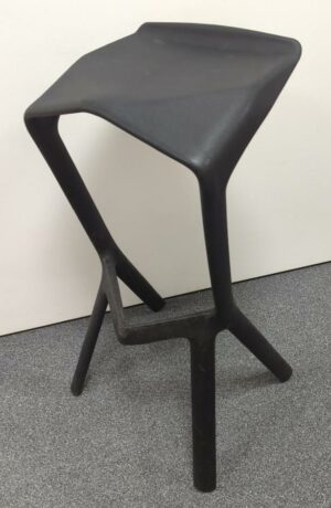 Tabouret haut design Konstantin Grcic modèle Miura édition Plank en plastique noir. 80 x 40 x 40 cm. 8 unités. Vendu à l'unité avec faculté de réunion. rdc, 1er, 2eme.