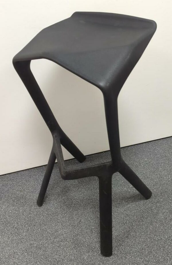 Tabouret haut design Konstantin Grcic modèle Miura édition Plank en plastique noir. 80 x 40 x 40 cm. 8 unités. Vendu à l'unité avec faculté de réunion. rdc, 1er, 2eme.