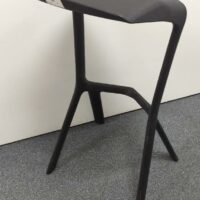 Tabouret haut design Konstantin Grcic modèle Miura édition Plank en plastique noir. 80 x 40 x 40 cm. 8 unités. Vendu à l'unité avec faculté de réunion. rdc, 1er, 2eme. – Image 2