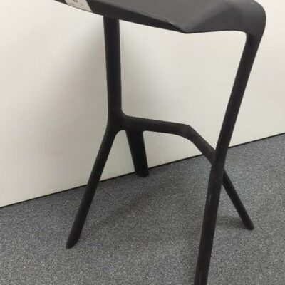 Tabouret haut design Konstantin Grcic modèle Miura édition Plank en plastique noir. 80 x 40 x 40 cm. 8 unités. Vendu à l’unité avec faculté de réunion. rdc, 1er, 2eme.