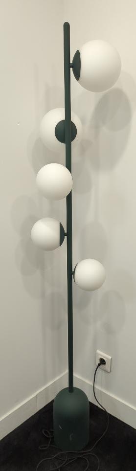 Lampe de parquet de marque Made.com piétement en fonte d'acier laqué vert 5 globes en plastique blanc. Hauteur 162 cm. rdc