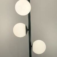 Lampe de parquet de marque Made.com piétement en fonte d'acier laqué vert 5 globes en plastique blanc. Hauteur 162 cm. rdc – Image 2