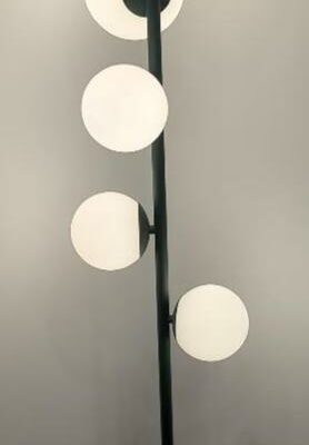 Lampe de parquet de marque Made.com piétement en fonte d’acier laqué vert 5 globes en plastique blanc. Hauteur 162 cm. rdc