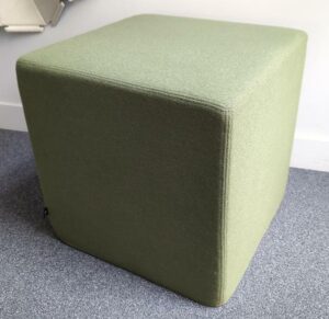 Pouf carré de marque Buzzy Space recouvert de tissu vert kaki. 47 x 47 x 47 cm. 1er