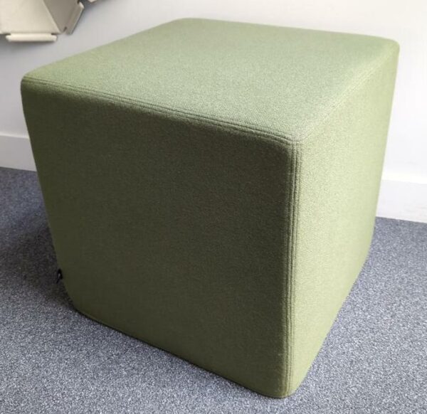 Pouf carré de marque Buzzy Space recouvert de tissu vert kaki. 47 x 47 x 47 cm. 1er