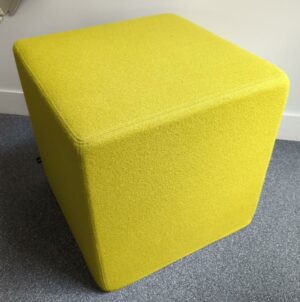 Pouf carré de marque Buzzy Space recouvert de tissu vert anis. 47 x 47 x 47 cm. 1er