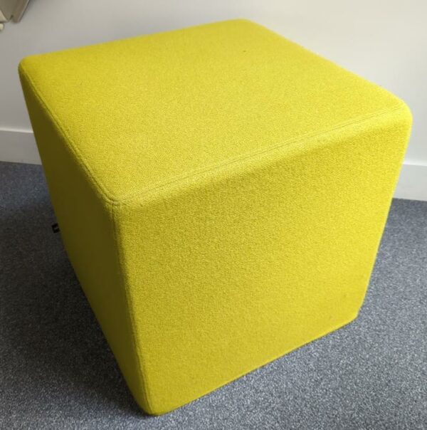 Pouf carré de marque Buzzy Space recouvert de tissu vert anis. 47 x 47 x 47 cm. 1er