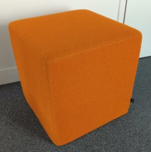 Pouf carré de marque Buzzy Space recouvert de tissu orange. 47 x 47 x 47 cm. 2 unités. Vendu à l'unité avec faculté de réunion. 1er