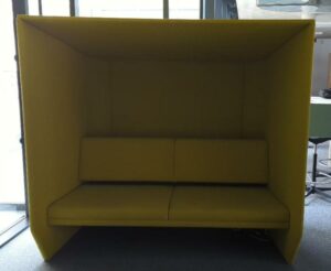 Canapé acoustique à haut dossier formant alcove de marque Buzzy Space recouvert de feutrine vert anis. 188 x 200 x 115 cm. 1er
