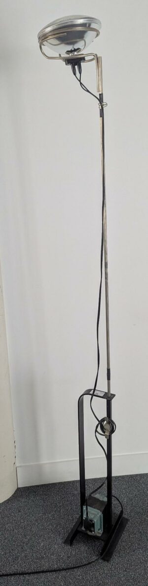 Lampe de parquet design Castiglioni modèle Toio édition Flos, base en acier, tige télescopique en laiton, réglable en hauteur. 178 cm. 2 unités. Vendu à l'unité avec faculté de réunion. 1er, ssol