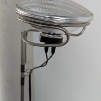 Lampe de parquet design Castiglioni modèle Toio édition Flos, base en acier, tige télescopique en laiton, réglable en hauteur. 178 cm. 2 unités. Vendu à l'unité avec faculté de réunion. 1er, ssol – Image 2