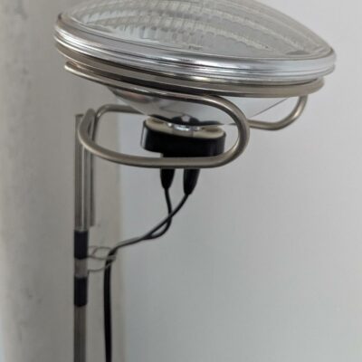 Lampe de parquet design Castiglioni modèle Toio édition Flos, base en acier, tige télescopique en laiton, réglable en hauteur. 178 cm. 2 unités. Vendu à l’unité avec faculté de réunion. 1er, ssol