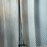 Lampe de parquet design Castiglioni modèle Toio édition Flos, base en acier, tige télescopique en laiton, réglable en hauteur. 178 cm. 2 unités. Vendu à l'unité avec faculté de réunion. 1er, ssol – Image 4