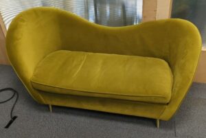 Canapé de marque Made.com recouvert de velours vert moutarde, pieds en métal doré et cache secrète sous l'assise. 83 x 160 x 70 cm. 2eme.