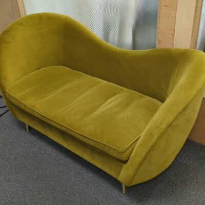 Canapé de marque Made.com recouvert de velours vert moutarde, pieds en métal doré et cache secrète sous l’assise. 83 x 160 x 70 cm. 2eme.