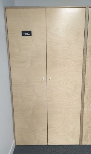 Placard penderie en bois ouvrant à deux portes battantes. 195 x 100 x 58 cm. 7 unités. Vendu à l'unité avec faculté de réunion. rdc, 1er, 2eme