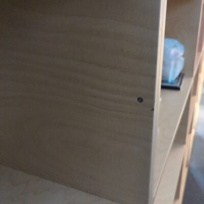 Meuble bibliothèque en bois contreplaqué à 5 compartiments, fond plein. 195 x 90 x 40 cm. 5 module (à séparer/ vissés entre eux / voir photos). 1er