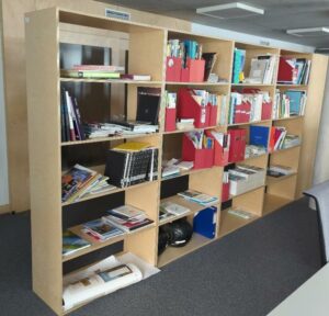 Meuble bibliothèque en bois contreplaqué à 5 compartiments, sans fond. 195 x 90 x 40 cm. 4 modules (à séparer/ vissés entre eux / voir photos). 1er