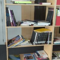 Meuble bibliothèque en bois contreplaqué à 5 compartiments, sans fond. 195 x 90 x 40 cm. 4 modules (à séparer/ vissés entre eux / voir photos). 1er – Image 2