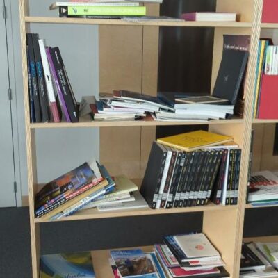 Meuble bibliothèque en bois contreplaqué à 5 compartiments, sans fond. 195 x 90 x 40 cm. 4 modules (à séparer/ vissés entre eux / voir photos). 1er
