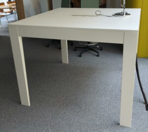 Table haute à plateau carré en bois stratifié blanc avec trappe passe câble. 110 x 140 x 140 cm. 1er