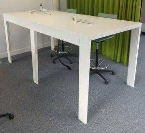 Table haute composée de 2 plateaux carrés en bois stratifié blanc avec trappes techniques, reposant sur 6 pieds en acier laqué blanc. 110 x 240 x 120 cm. 2 unités. Vendu à l'unité avec faculté de réunion. 2eme