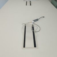 Table haute composée de 2 plateaux carrés en bois stratifié blanc avec trappes techniques, reposant sur 6 pieds en acier laqué blanc. 110 x 240 x 120 cm. 2 unités. Vendu à l'unité avec faculté de réunion. 2eme – Image 2