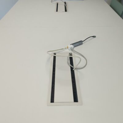 Table haute composée de 2 plateaux carrés en bois stratifié blanc avec trappes techniques, reposant sur 6 pieds en acier laqué blanc. 110 x 240 x 120 cm. 2 unités. Vendu à l’unité avec faculté de réunion. 2eme
