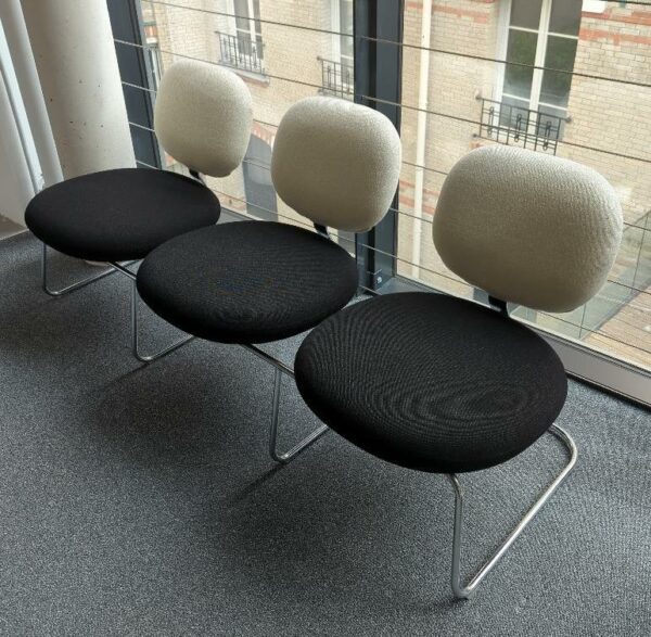 Espace d'attente design Jasper Morrison modèle Vega comprenant 3 sièges solidarisés recouverts de tissu noir et blanc, structure en acier chromé. 75 x 168 x 58 cm. 2eme