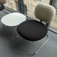 Espace d'attente design Jasper Morrison modèle Vega comprenant un siège recouvert de tissu noir et blanc et une table basse, plateau rond en bois blanc, structure en acier chromé. Largeur 114 cm. 2eme – Image 2