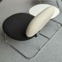 Espace d'attente design Jasper Morrison modèle Vega comprenant un siège recouvert de tissu noir et blanc et une table basse, plateau rond en bois blanc, structure en acier chromé. Largeur 114 cm. 2eme – Image 3