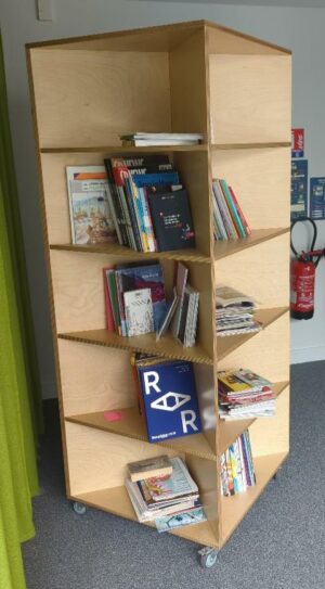 Bibliothèque sur roulettes en bois à 4 faces et 5 compartiments chaque. 196 x 107 x 107 cm. 2eme