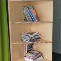 Bibliothèque sur roulettes en bois à 4 faces et 5 compartiments chaque. 196 x 107 x 107 cm. 2eme – Image 2