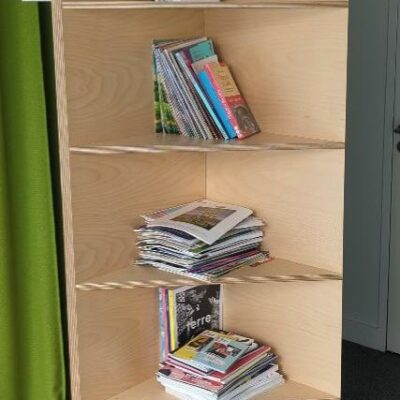 Bibliothèque sur roulettes en bois à 4 faces et 5 compartiments chaque. 196 x 107 x 107 cm. 2eme