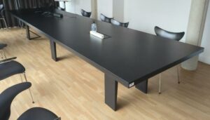 Table de réunion rectangulaire en 2 parties, plateaux en bois stratifié noir avec trappes techniques. 6 pieds. 76 x 480 x 120 cm. 3eme